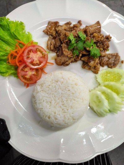 ข้าวหมูกระเทียม