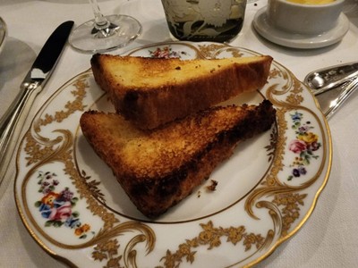 ขนมปังทานกับตับห่านบด