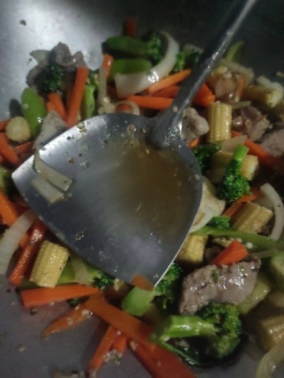 วิธีทำ ผัดผักรวมมิตรหมูหมักพริกไทยดำ วิธีทำ ผัดผักรวมมิตรหมูหมักพริกไทยดำ