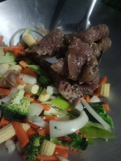 วิธีทำ ผัดผักรวมมิตรหมูหมักพริกไทยดำ วิธีทำ ผัดผักรวมมิตรหมูหมักพริกไทยดำ