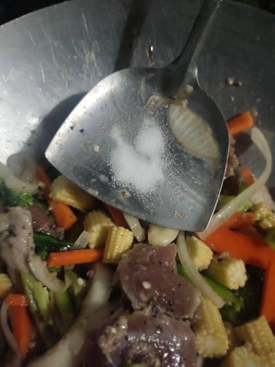 วิธีทำ ผัดผักรวมมิตรหมูหมักพริกไทยดำ วิธีทำ ผัดผักรวมมิตรหมูหมักพริกไทยดำ