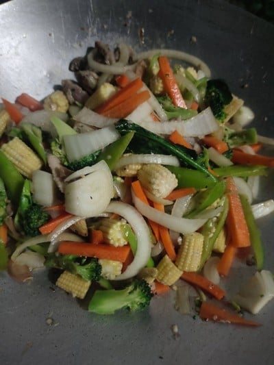 วิธีทำ ผัดผักรวมมิตรหมูหมักพริกไทยดำ วิธีทำ ผัดผักรวมมิตรหมูหมักพริกไทยดำ