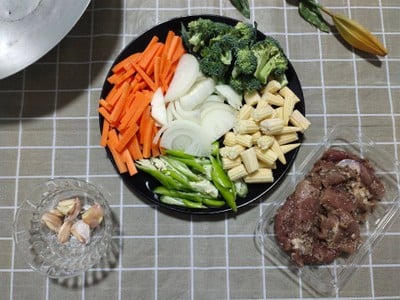 วิธีทำ ผัดผักรวมมิตรหมูหมักพริกไทยดำ วิธีทำ ผัดผักรวมมิตรหมูหมักพริกไทยดำ
