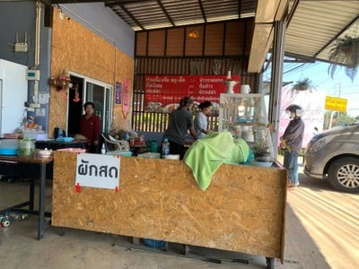 เคาว์เตอร์และป้ายรายการอาหารพร้อมราคา