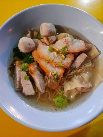 บะหมี่เกี๊ยวหมูแดงหมูกรอบ