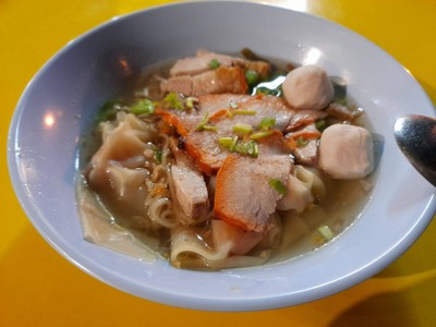 บะหมี่เกี๊ยวหมูแดงหมูกรอบ