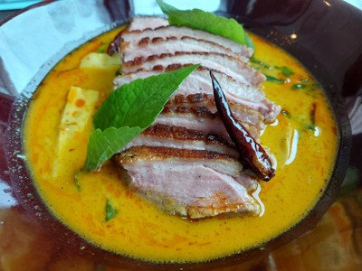 แกงเป็ดย่างใบยี่หร่าหน่อไม้