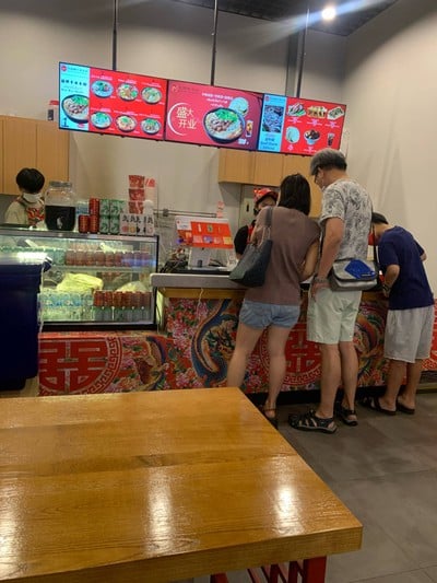 เดินไปสั่งอาหาร
