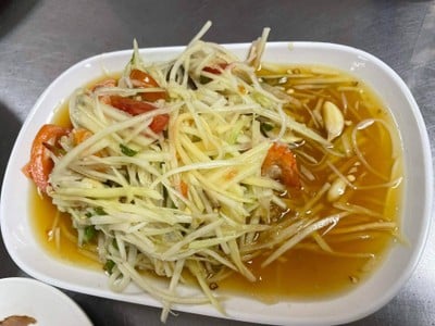 เมนูของร้าน ไก่ทอดเจ๊กี ส้มตำโปโล ลุมพินี
