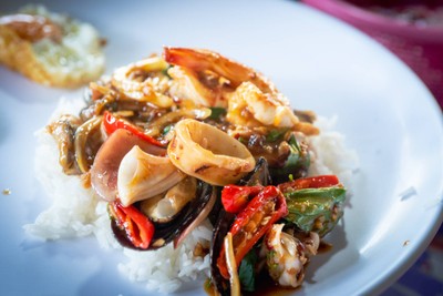 กุ้งปลาหมึกผัดพริกเผา