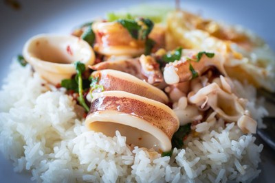 กะเพราปลาหมึก ใช้กะเพราใบเล็กหรือกะเพราป่า กลิ่นจะหอมมาก