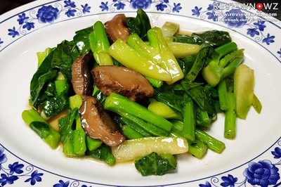 ผักคะน้าผัดเห็ดหอม