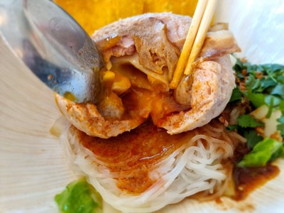 ก๋วยเตี๋ยวไข่ลาวา ซอสต้มยำแห้ง