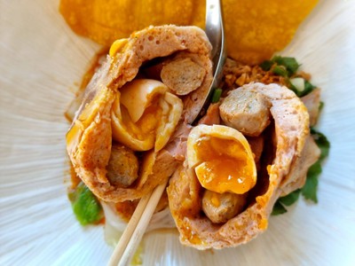 ก๋วยเตี๋ยวไข่ลาวา ซอสต้มยำแห้ง