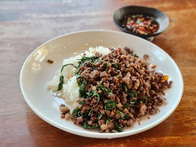 ข้าวราดกระเพราเนื้อสับ