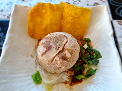 ก๋วยเตี๋ยวไข่ลาวา ซอสต้มยำแห้ง