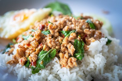 กะเพราหมูสับไข่ดาว