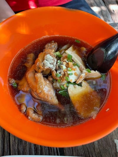 ก๋วยเตี๋ยวไก่ เจี๊ยบเชิญยิ้ม เตี๋ยวเต็มตีน