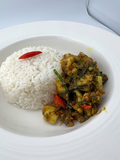 ข้าวคั่วกลิ้งปลาหมึกสด