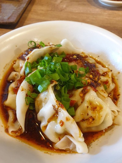 เกี๊ยวซ่าราดซอสเผ็ด / boiled gyozas with soicy sweet and sour sauce