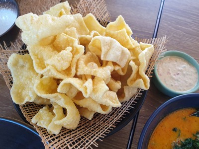 ไตใหญ่ชิพซอสซาวซ่า Tofu Chip With Salsa Sauce