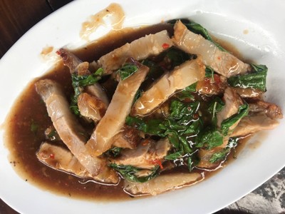 กะเพราหมูกรอบชาชู