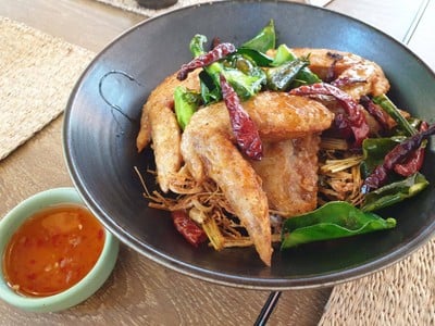 ปีกไก่ทอดตะไคร้ซอสน้ำปลาหวาน