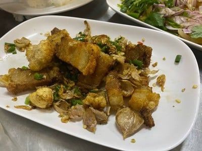 หมูกรอบคั่วพริกเกลือ