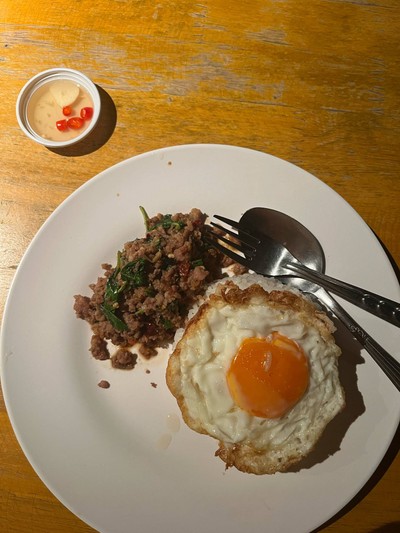 กะเพราหมูสับไข่ดาว