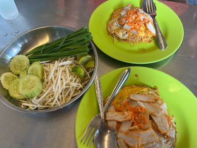ผัดไทยหมูแดง