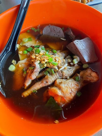 ก๋วยเตี๋ยวไก่ เจี๊ยบเชิญยิ้ม เตี๋ยวเต็มตีน
