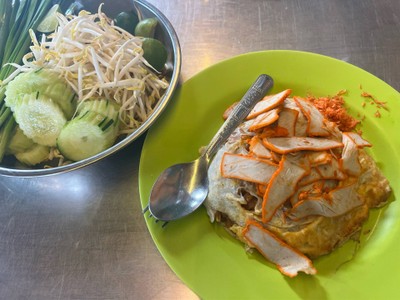 ผัดไทยหมูแดง