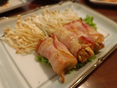 เบคอนพันเห็ดเข็มทอง
