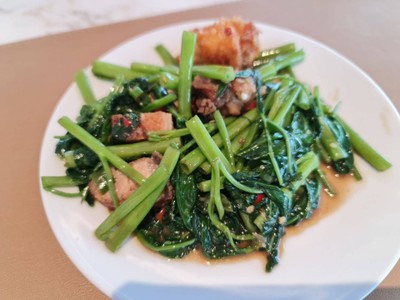 ผัดผักบุ้งหมูกรอบ