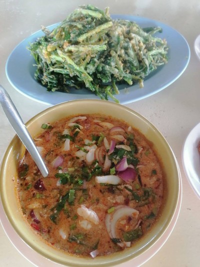 ยำผักบุ้งกรอบ