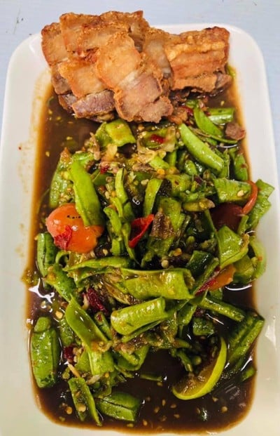 ตำถั่วหมูกรอบ ไม่แซบไม่เอาเงิน