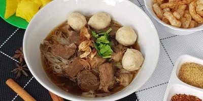 ก๋วยเตี๋ยวลูกชิ้นหมูตุ๋น