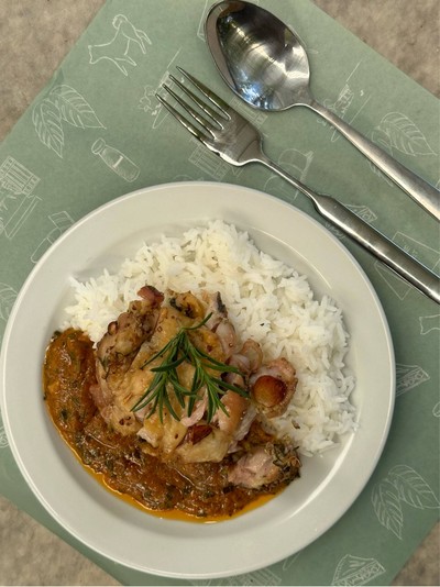 เครื่องแกงเข้มข้นมากก เป็นการเอาแกงไทยมาปรับเป็นแกงกะหรี่ที่นวลและลงตัว กินกับไก