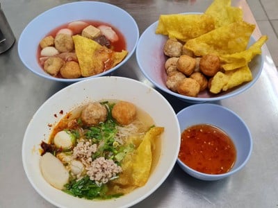 เจ๊หลีลูกชิ้นปลาเจ้าเก่า