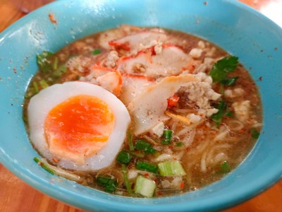 ก๋วยเตี๋ยวไข่ต้มยำ
