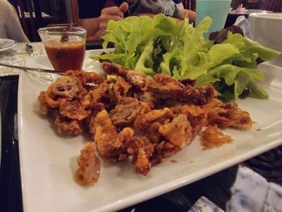 สลัดหมูทอดกรอบ