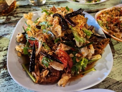 ยำกะเพาะปลา กุ้งทอดสมุนไพร