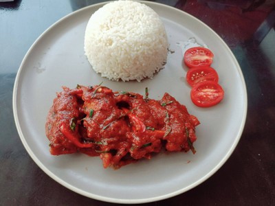 ข้าวราดปลานิลทอดฉู่ฉี่