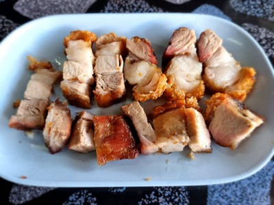 หมูกรอบอบโอ่ง