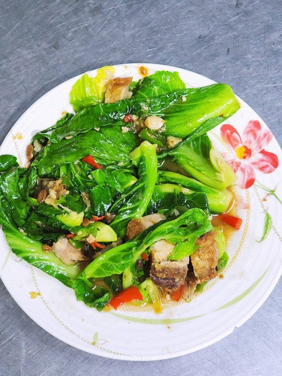 ผัดแขนงหมูกรอบ