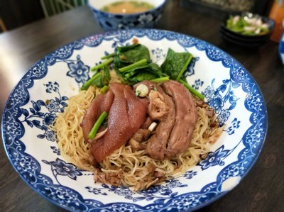 B9 บะหมี่ขาหมู (เนื้อ+หนัง)