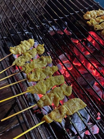 Party set - หมูสะเต๊ะ 50 ไม้ + หน้าหมู 4 + ขนมปังปิ้ง 4 แผ่น