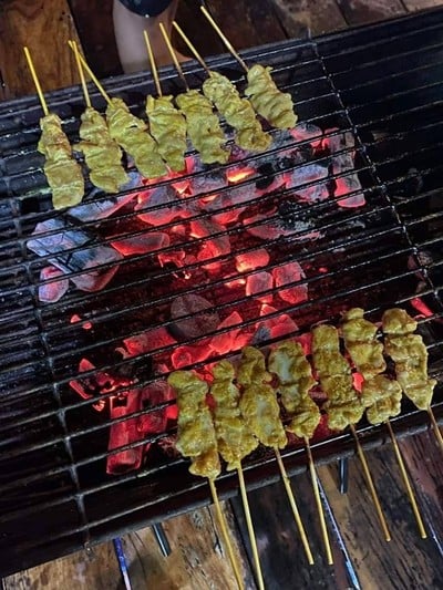 Party set - หมูสะเต๊ะ 50 ไม้ + หน้าหมู 4 + ขนมปังปิ้ง 4 แผ่น