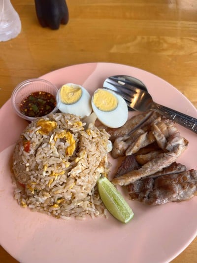 ข้าวผัดหมูย่างน้ำจิ้มแจ่ว
