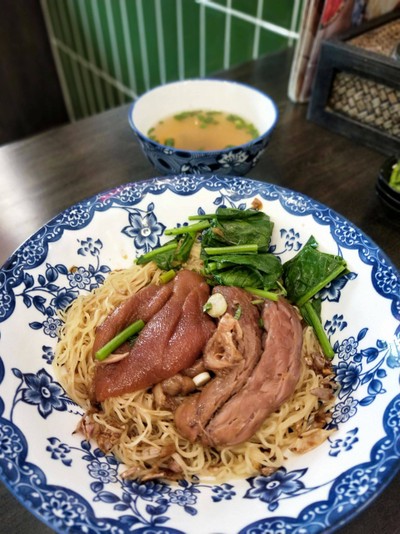 B9 บะหมี่ขาหมู (เนื้อ+หนัง)